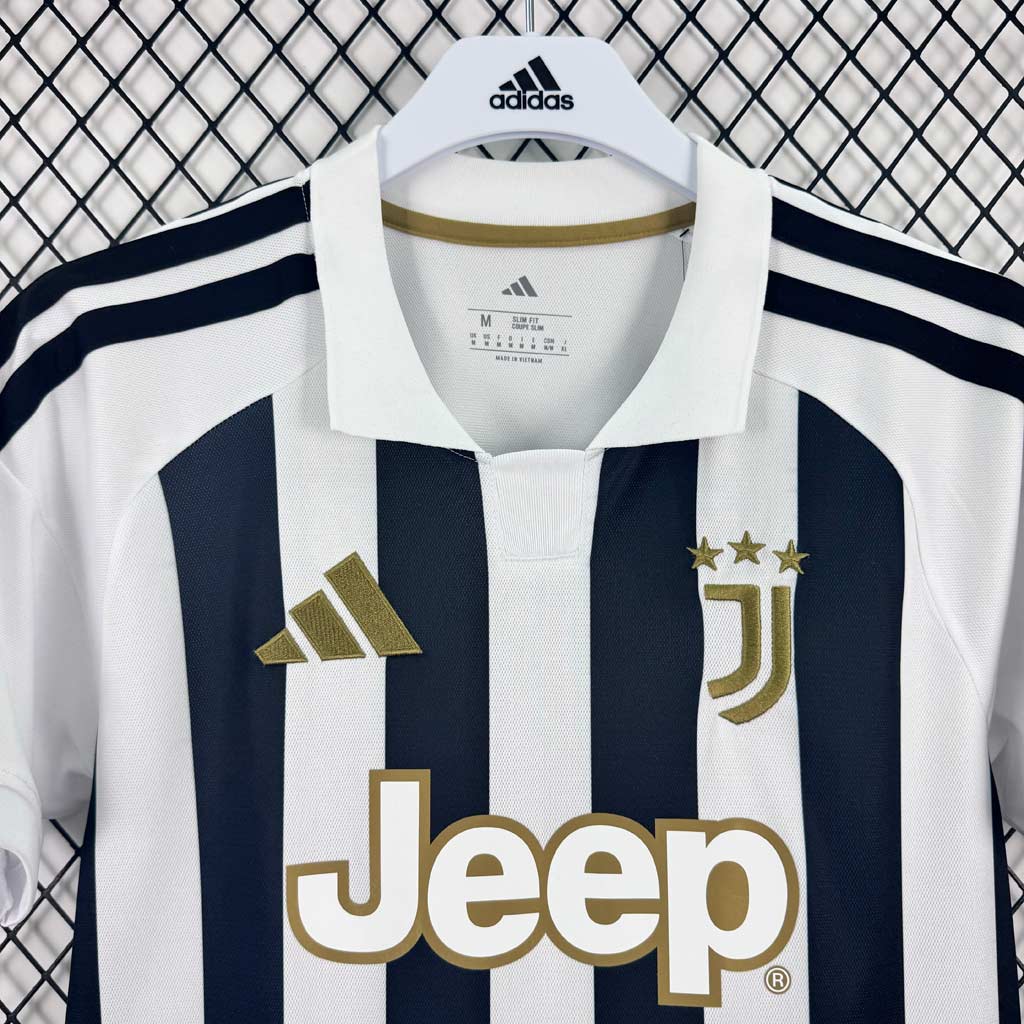 Juventus domáci futbalový dres pre mužov 2026/27 – čierne a biele pruhy