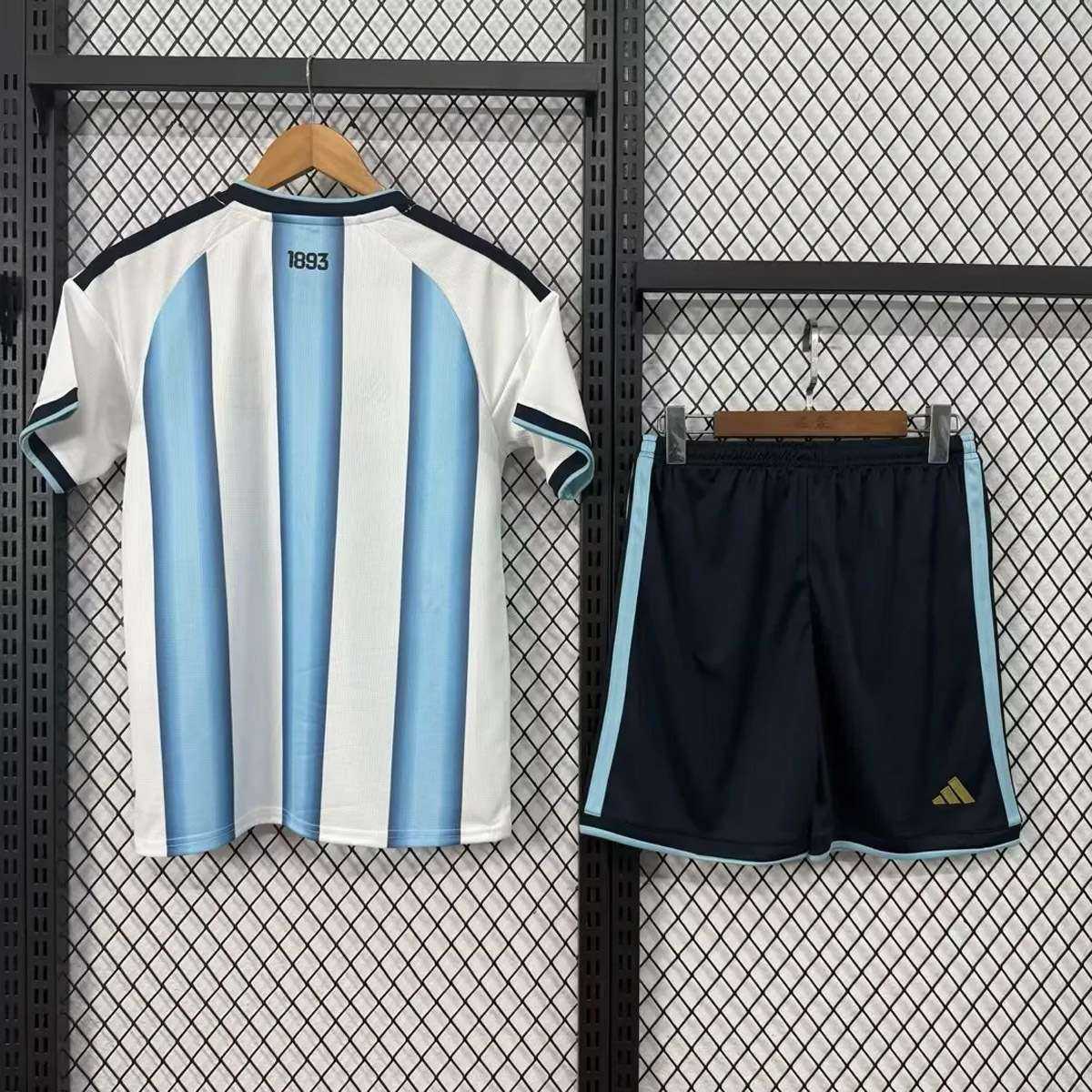 Detský futbalový dres Argentína na MS 2026 s pruhovaným dizajnom a čiernymi šortkami