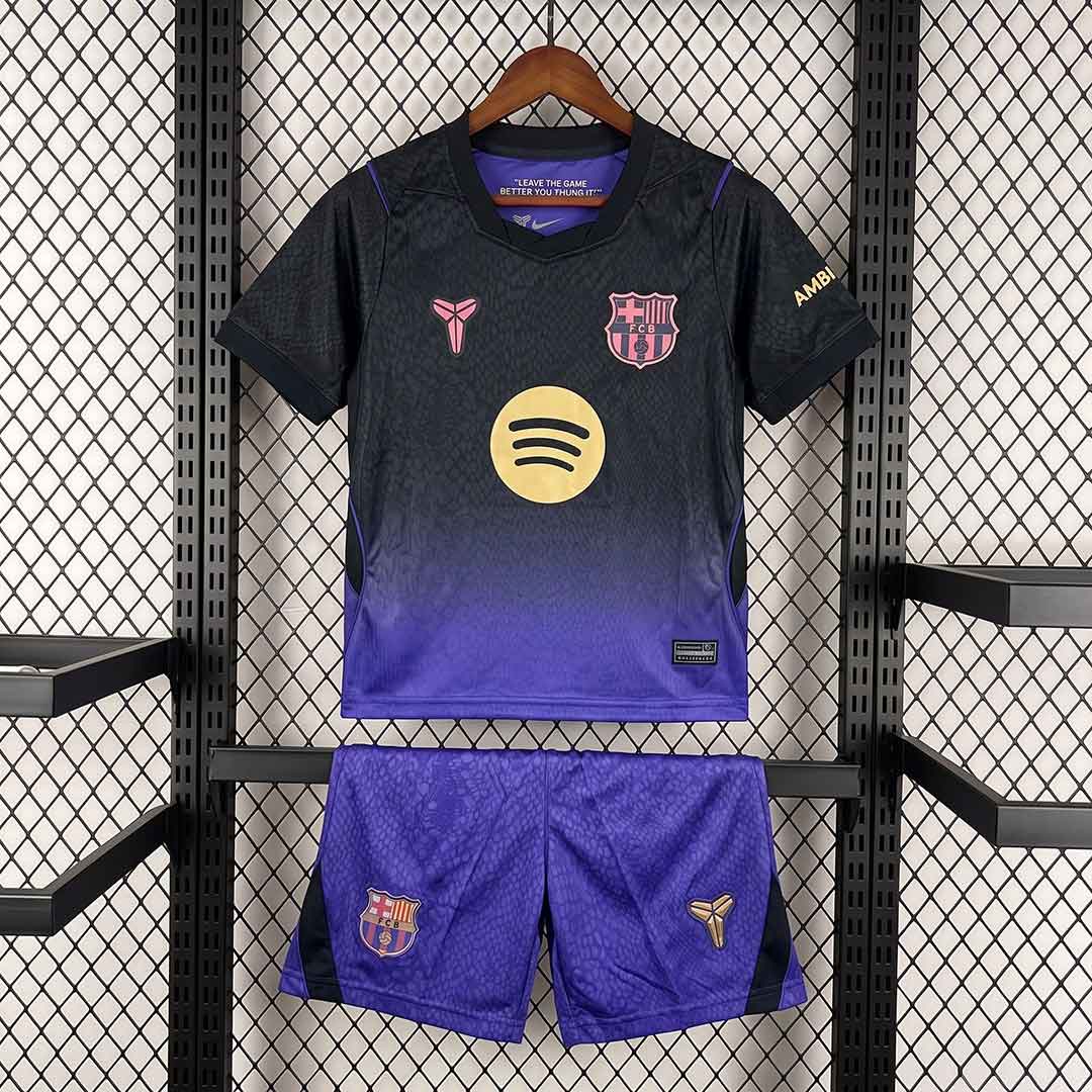 Barcelona 26/27 detský hosťovský dres so šortkami v čiernej a fialovej farbe