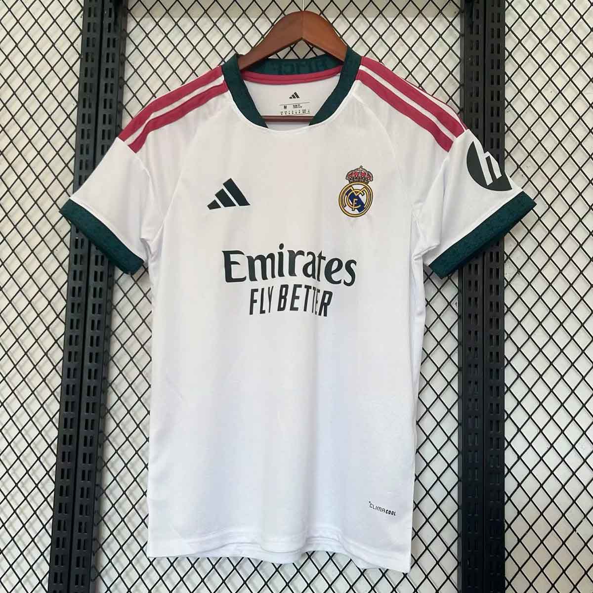 Predná strana bieleho domáceho dresu Real Madrid 2026/27