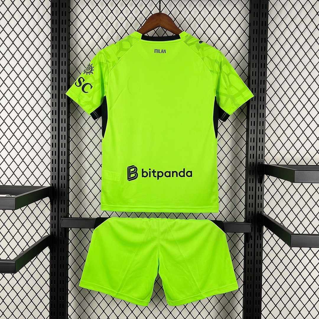 Zadná strana neónovozeleného detského brankárskeho kompletu AC Milan 26/27
