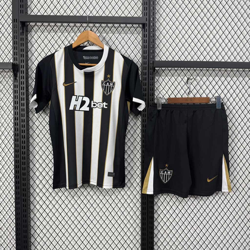 Detský futbalový komplet Atlético Mineiro 2026/27 domáci biely dres s čiernymi pruhmi a čierne šortky predná strana