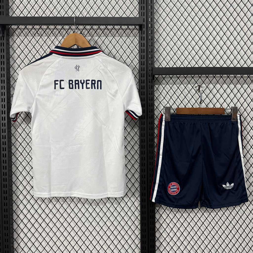 Biely hosťovský detský futbalový komplet FC Bayern 2026/27 s tmavomodrým polo golierom a šortkami