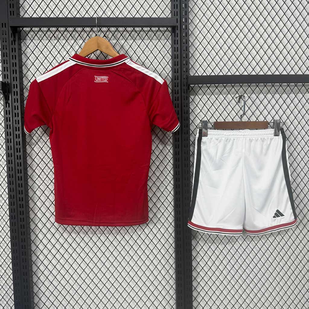 Červený domáci detský komplet Manchester United 2026/27 s polo golierom a bielymi šortkami