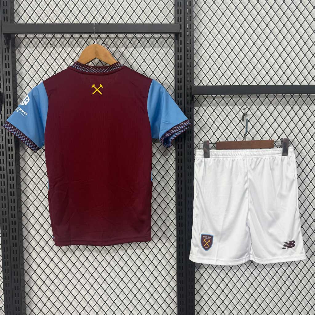Bordový domáci detský dres West Ham United 2026/27 so svetlomodrými rukávmi a tónovaným vzorom