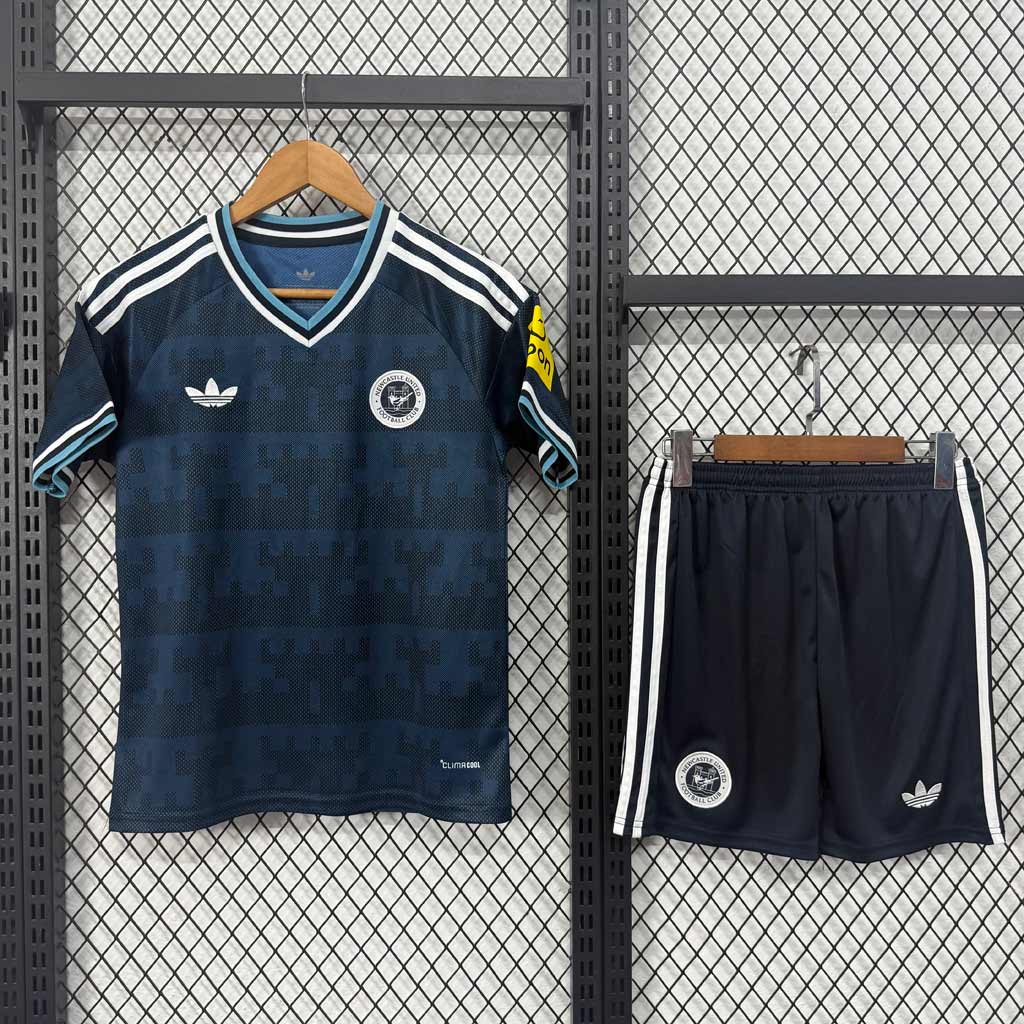 Tmavomodrý detský hosťovský dres Newcastle United 26/27 so šortkami