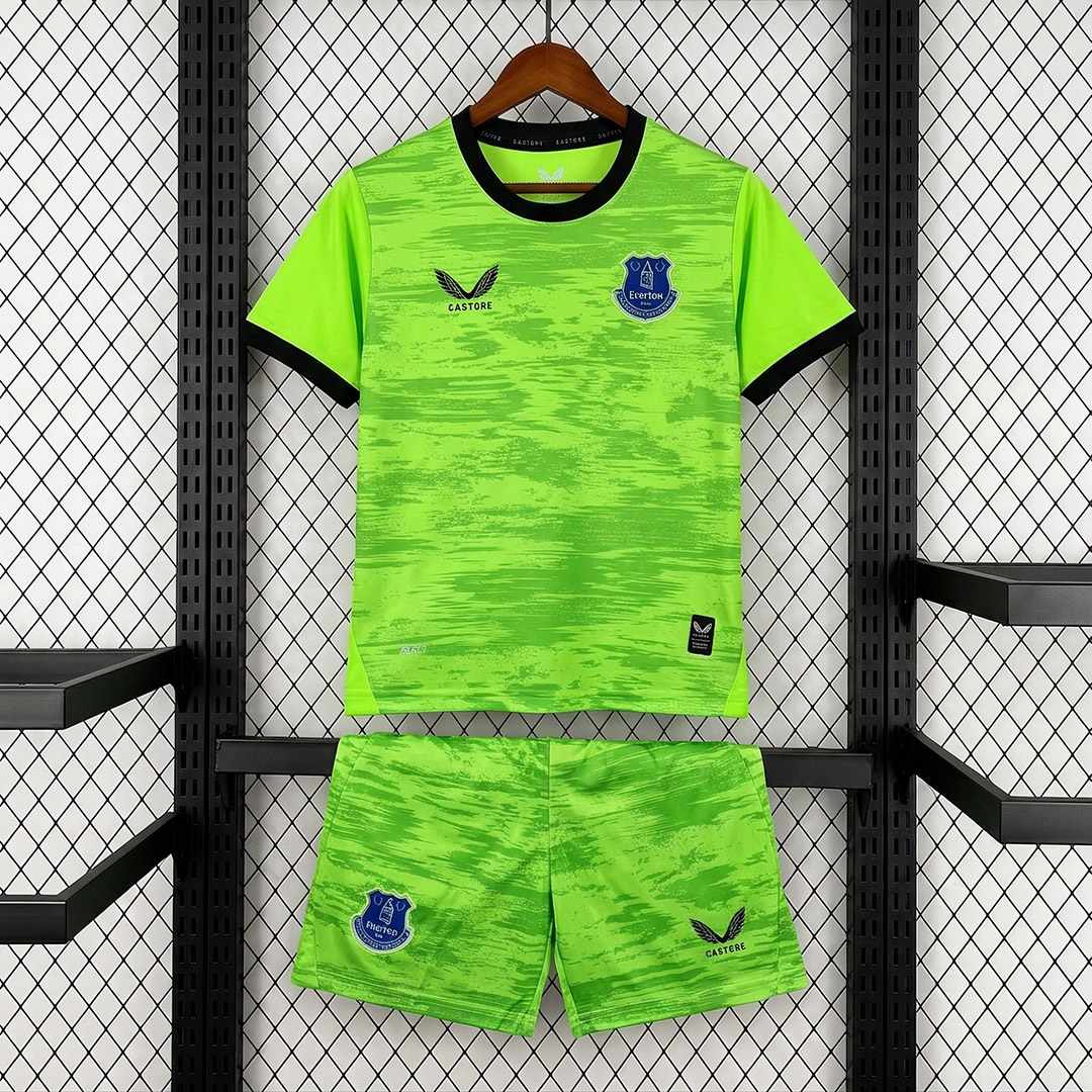 Neónovo zelený detský brankársky komplet Everton 2026/27 s čiernymi detailmi a šortkami. Doprava a prípadné clo sú zahrnuté v cene.