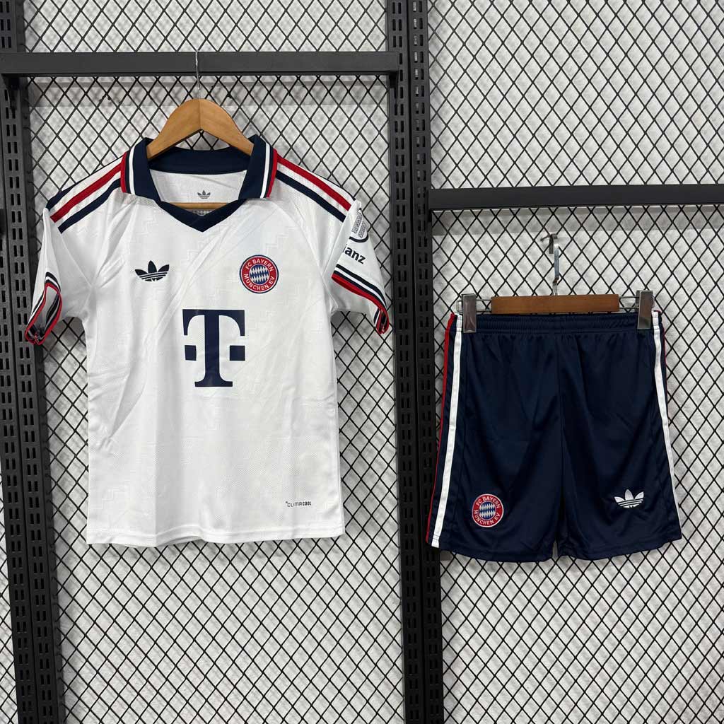 Biely hosťovský detský futbalový komplet FC Bayern 2026/27 s tmavomodrým polo golierom a šortkami