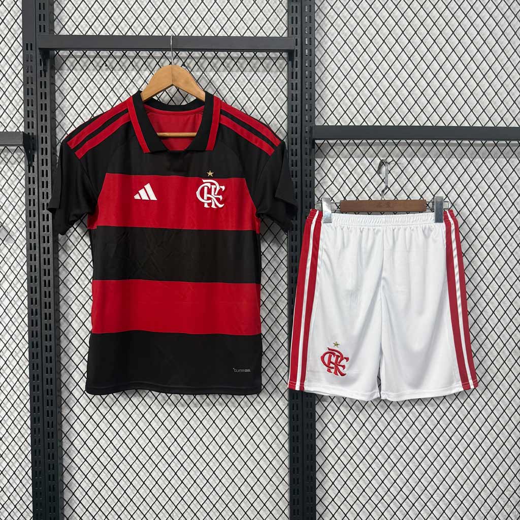 Predná strana detského kompletu Flamengo 2026 s červeno-čiernym dresom a bielymi šortkami
