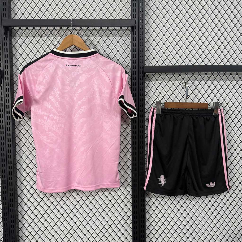 Ružový detský hosťovský dres Juventus 26/27 s tónovaným vzorom zebry a čiernymi šortkami