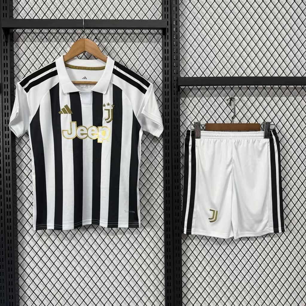 Čierno-biely domáci detský komplet Juventus 2026/27 s bielym polo golierom, zlatými detailmi a šortkami