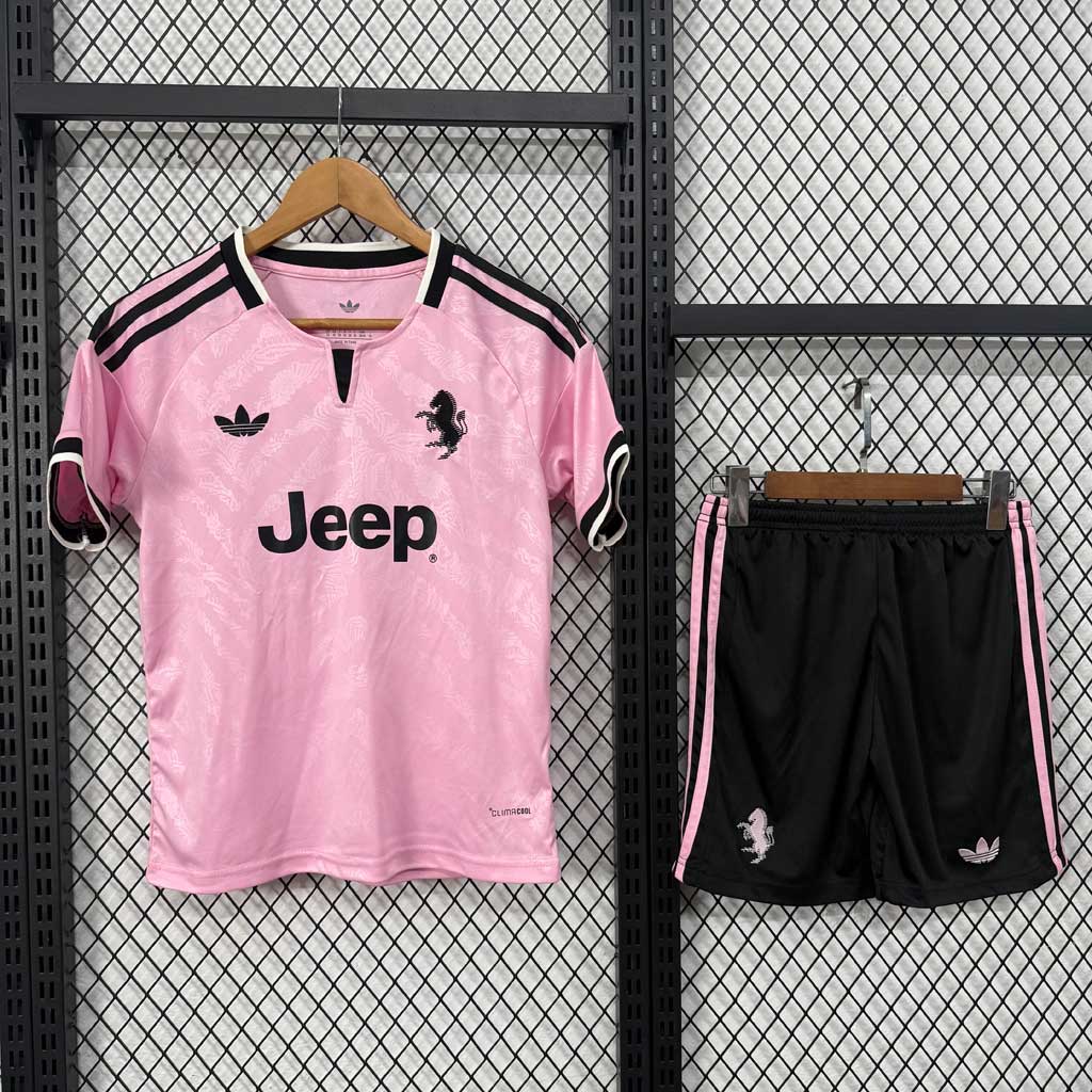 Ružový detský hosťovský dres Juventus 26/27 s tónovaným vzorom zebry a čiernymi šortkami