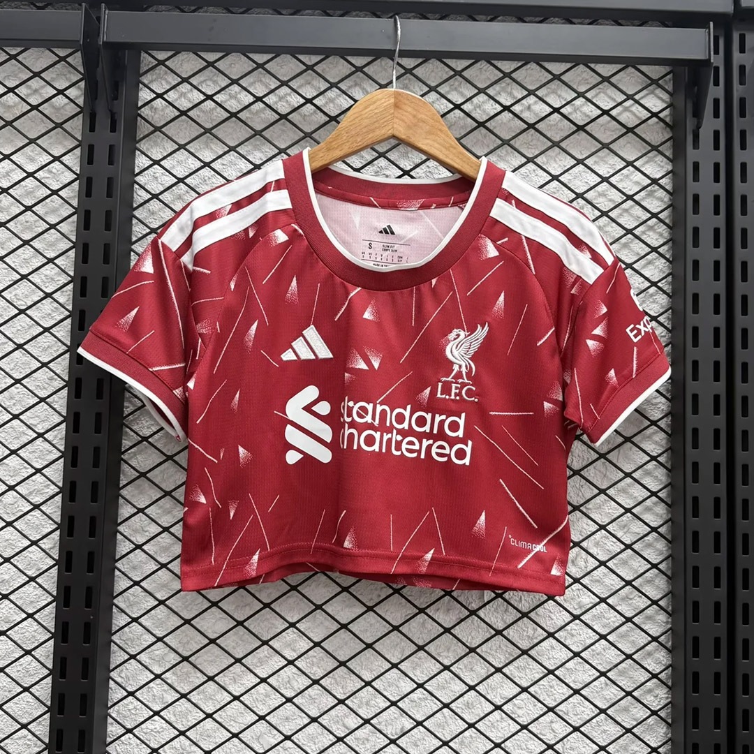 Liverpool 2026/27 dámsky skrátený domáci dres v tmavočervenej farbe s bielym geometrickým vzorom