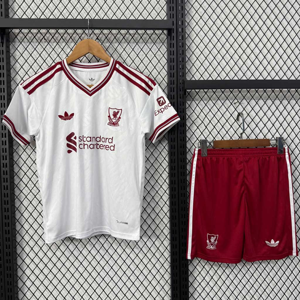 Liverpool 2026/27 biela hosťovská detská futbalová súprava s tmavočervenými šortkami