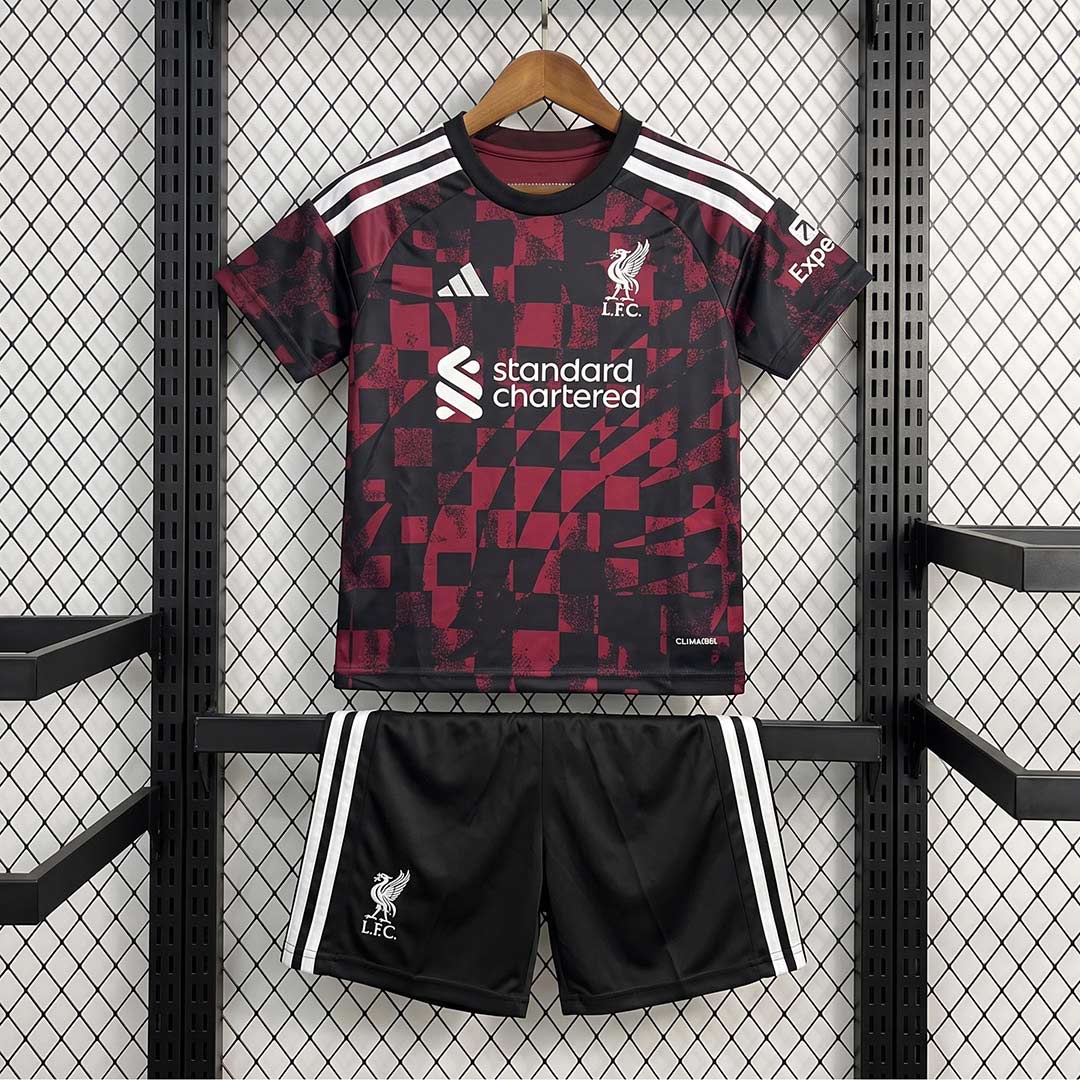 Liverpool FC 26/27 detský tretí dres so šortkami – čierno-bordový