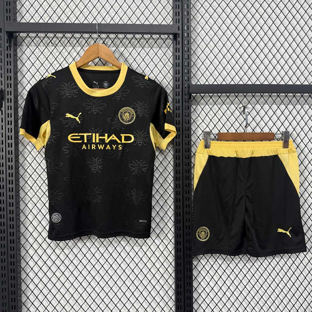 Čierno-žltý hosťovský detský futbalový komplet Manchester City 2026/27 s motívom robotníckych včiel a šortkami