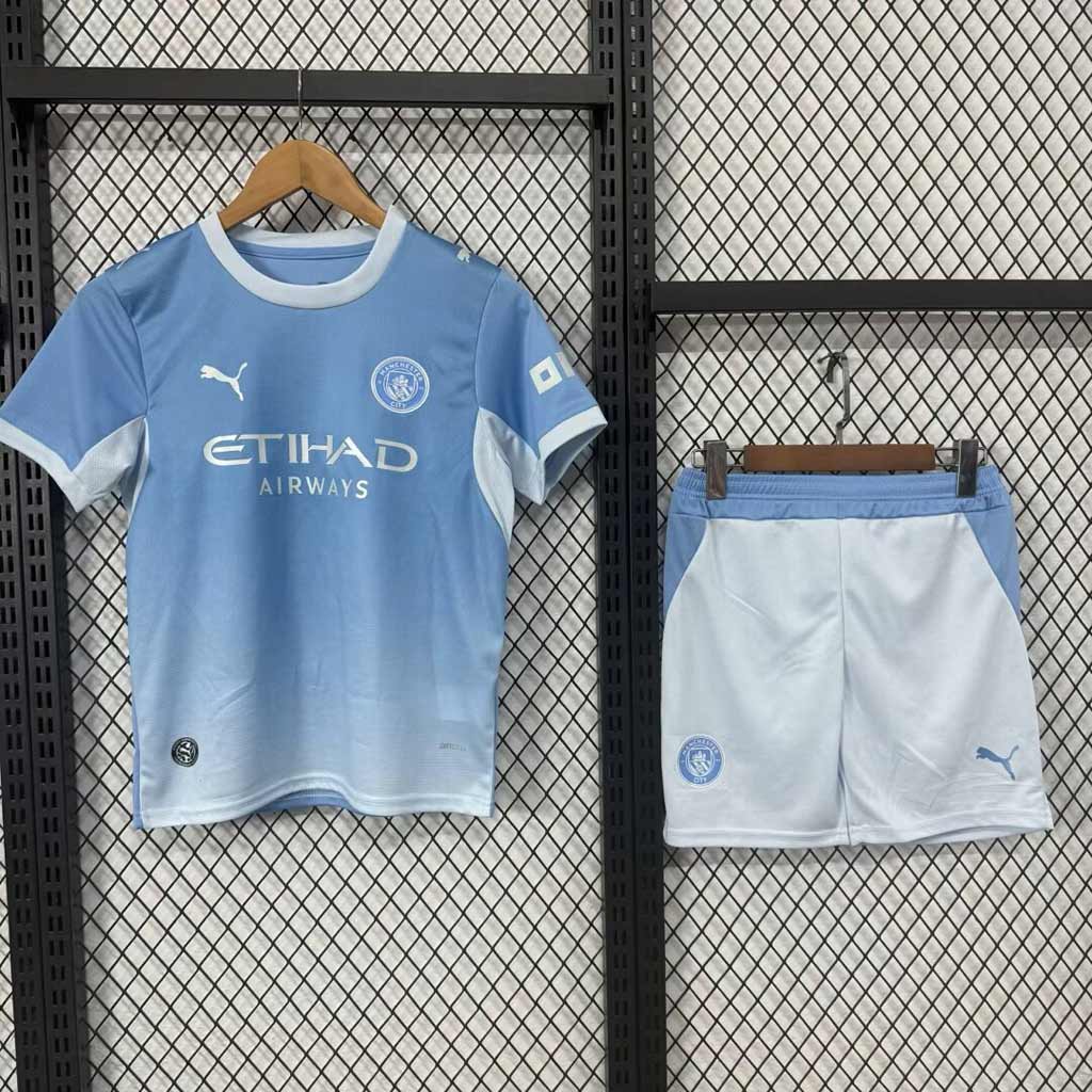 Svetlomodrý domáci detský komplet Manchester City 2026/27 s gradientným dresom a bielymi šortkami