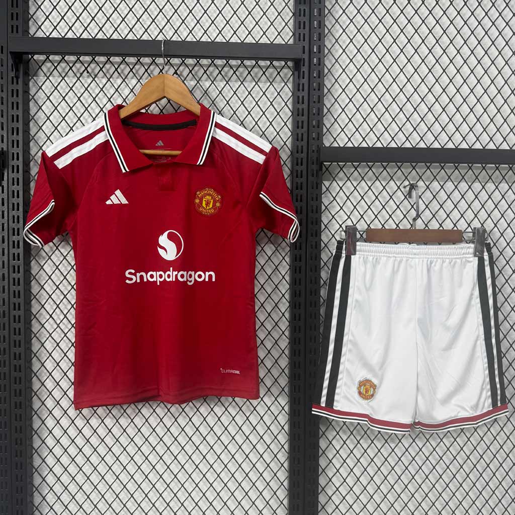 Červený domáci detský komplet Manchester United 2026/27 s polo golierom a bielymi šortkami