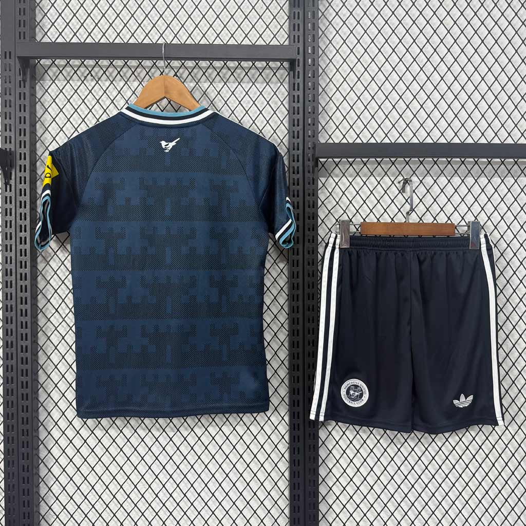 Predná strana detského hosťovského dresu Newcastle United 26/27 s retro znakom