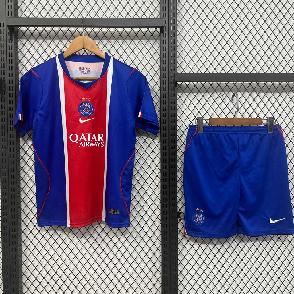 Modrý detský domáci dres Paris 26/27 s dvoma zlatými hviezdami a modrými šortkami