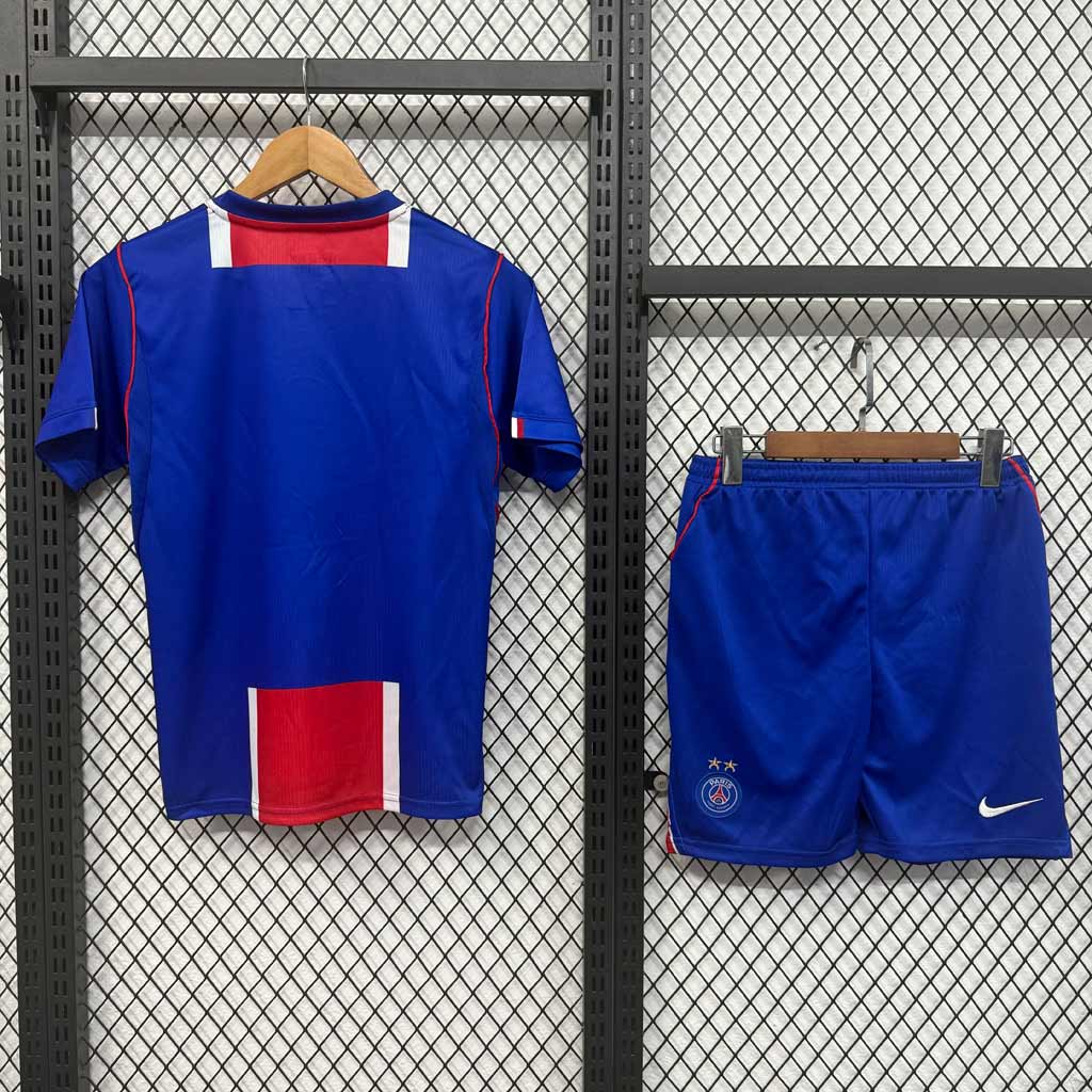 Modrý detský domáci dres Paris 26/27 s dvoma zlatými hviezdami a modrými šortkami