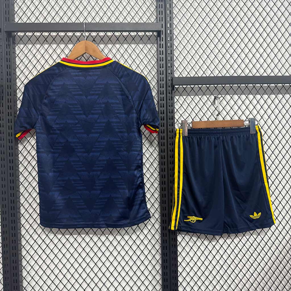 Tmavomodrý detský komplet Arsenal FC 2026/27 s retro geometrickým vzorom, dresom a šortkami. Doprava zdarma a bez colných poplatkov.