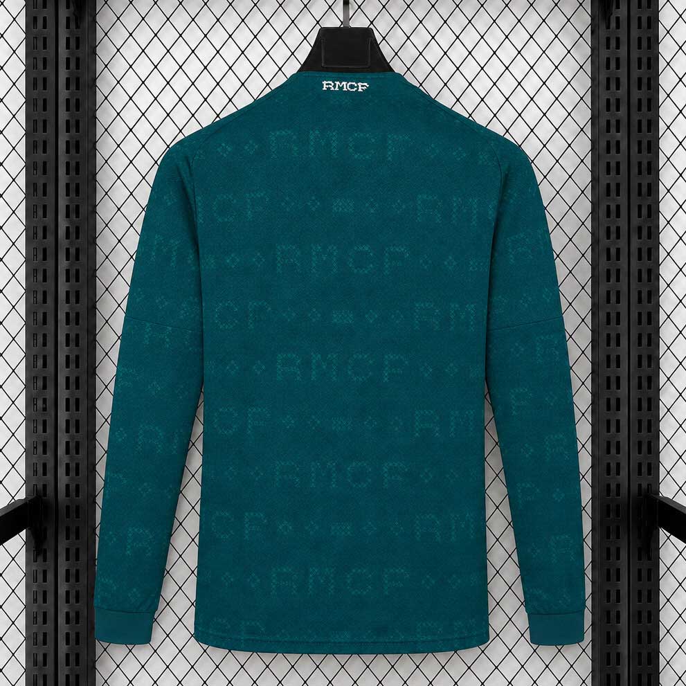 Pánsky tmavozelený dres Real Madrid Away 2026/27 s dlhými rukávmi, geometrickým vzorom RMCF a krémovobielymi detailmi.