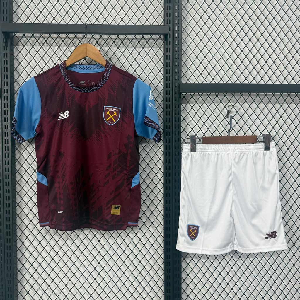 Bordový domáci detský dres West Ham United 2026/27 so svetlomodrými rukávmi a tónovaným vzorom