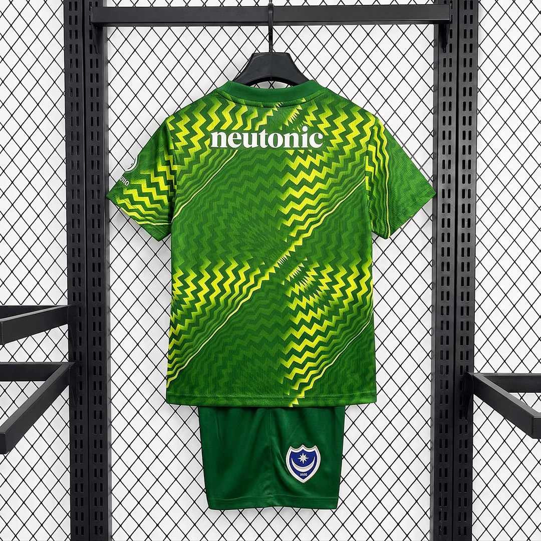 Zadná strana zeleného brankárskeho kompletu Portsmouth FC 2026/27 pre deti