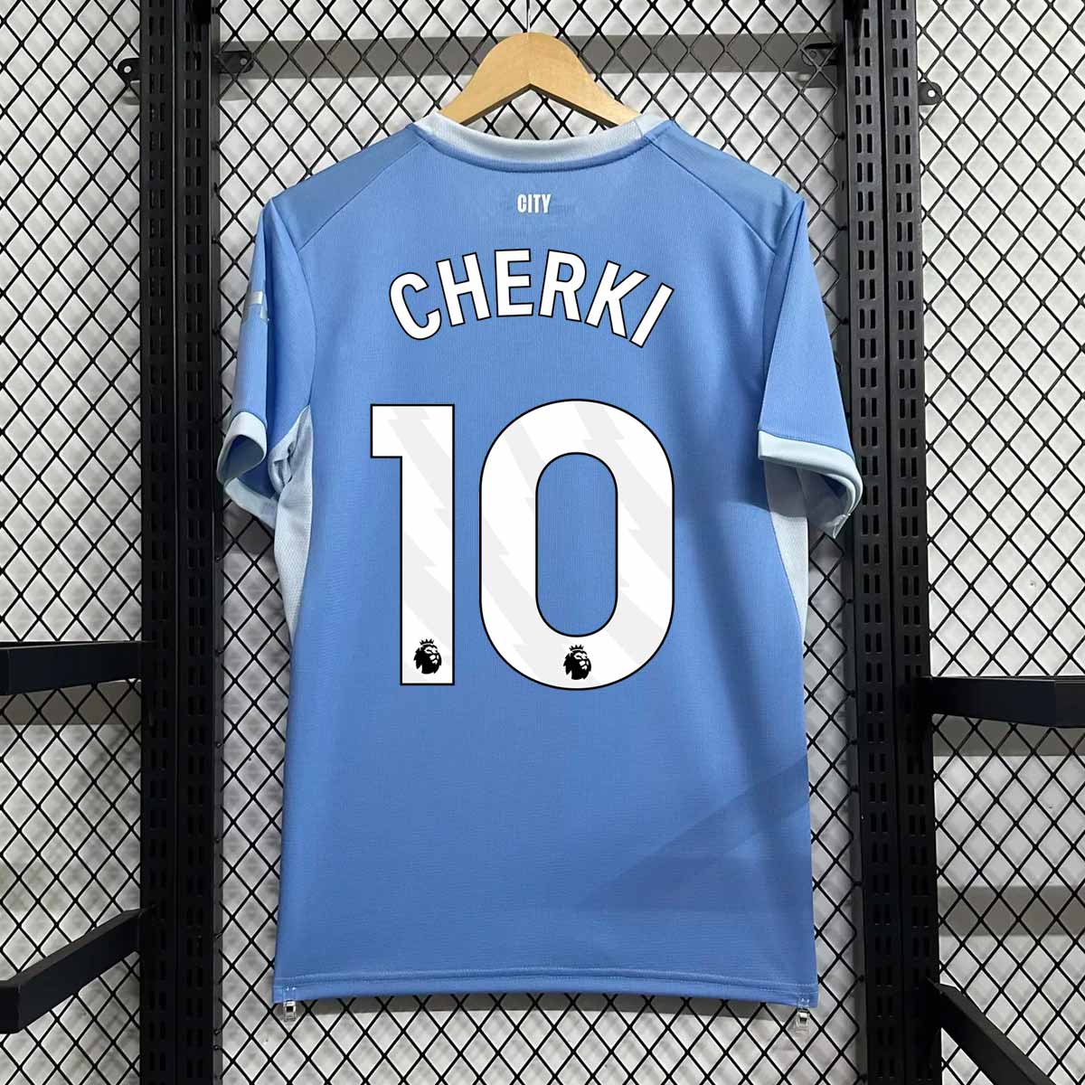 Zadná strana svetlomodrého domáceho dresu Manchester City 2026/27 s potlačou CHERKI 10