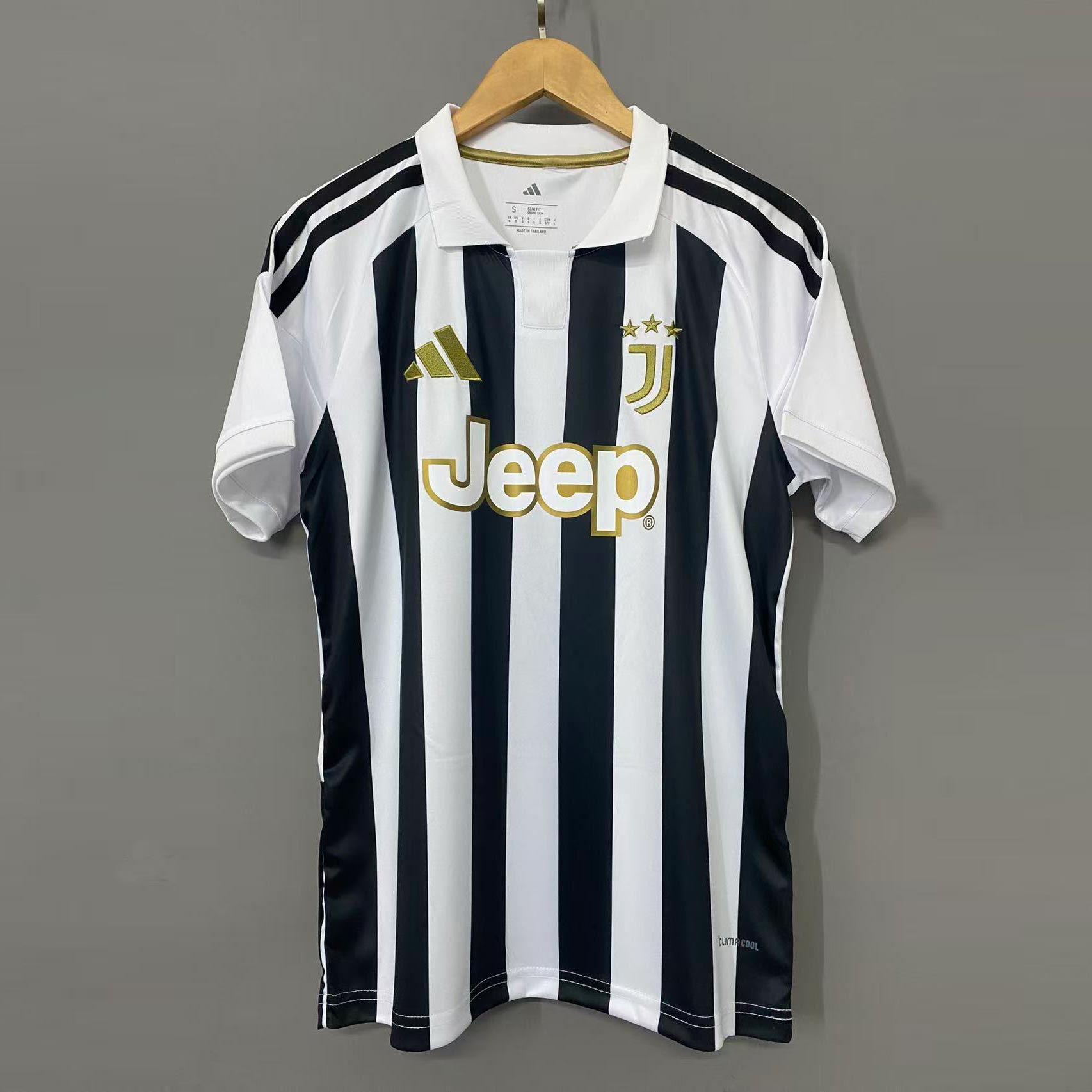 Čierno-biely domáci dres Juventus 2026/27