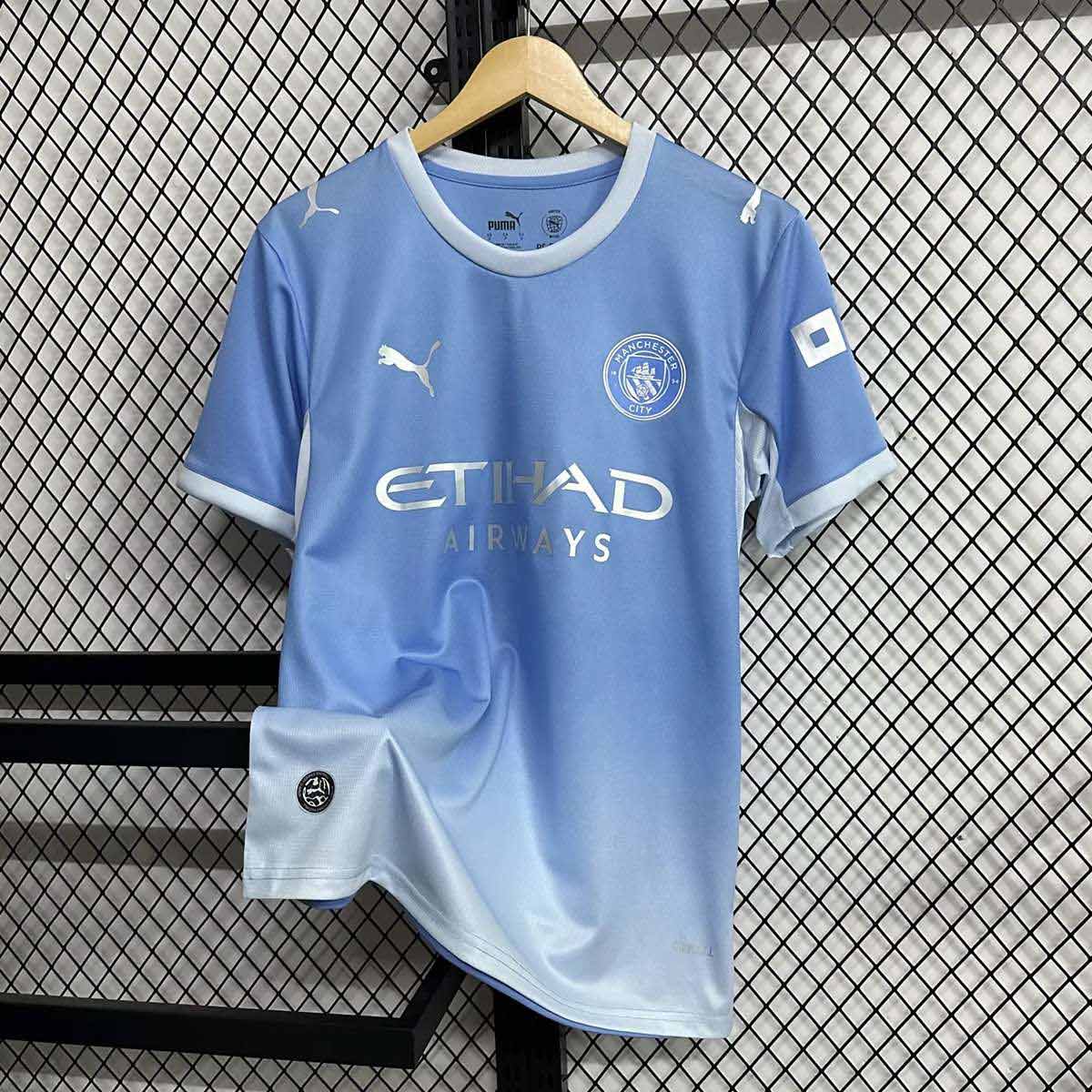 Predná-strana-svetlomodrého-domáceho-dresu-Manchester-City-26-27