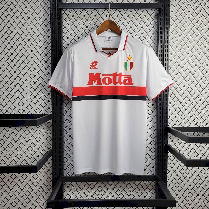 Biely hosťovský retro dres AC Milan 1992–94 s červeno-čiernym pásom cez hruď
