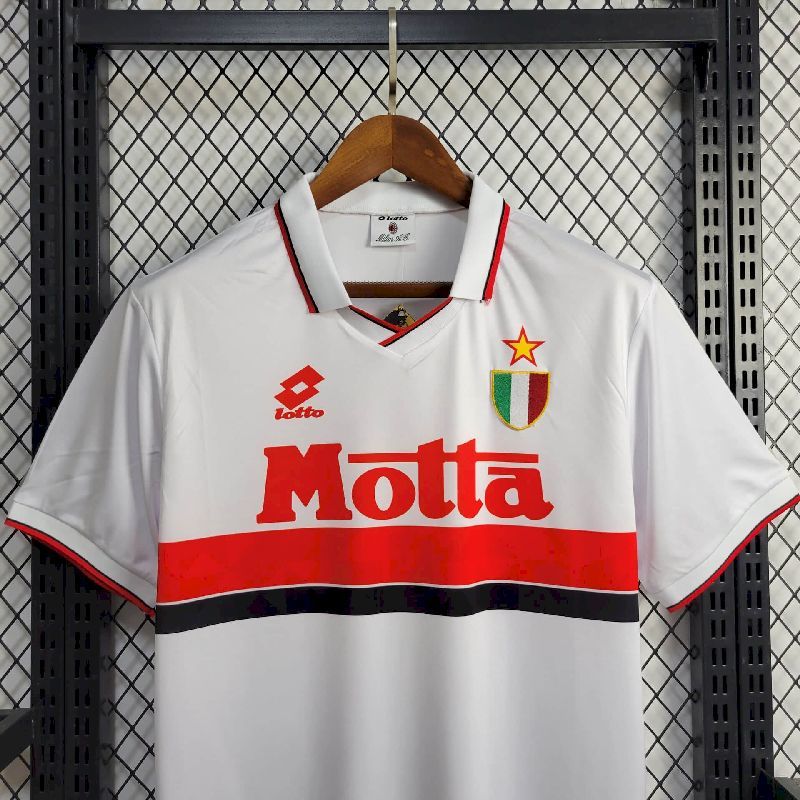 Detail majstrovského štítu, zlatej hviezdy a červeno-čierneho pásu na drese AC Milan 1992–94