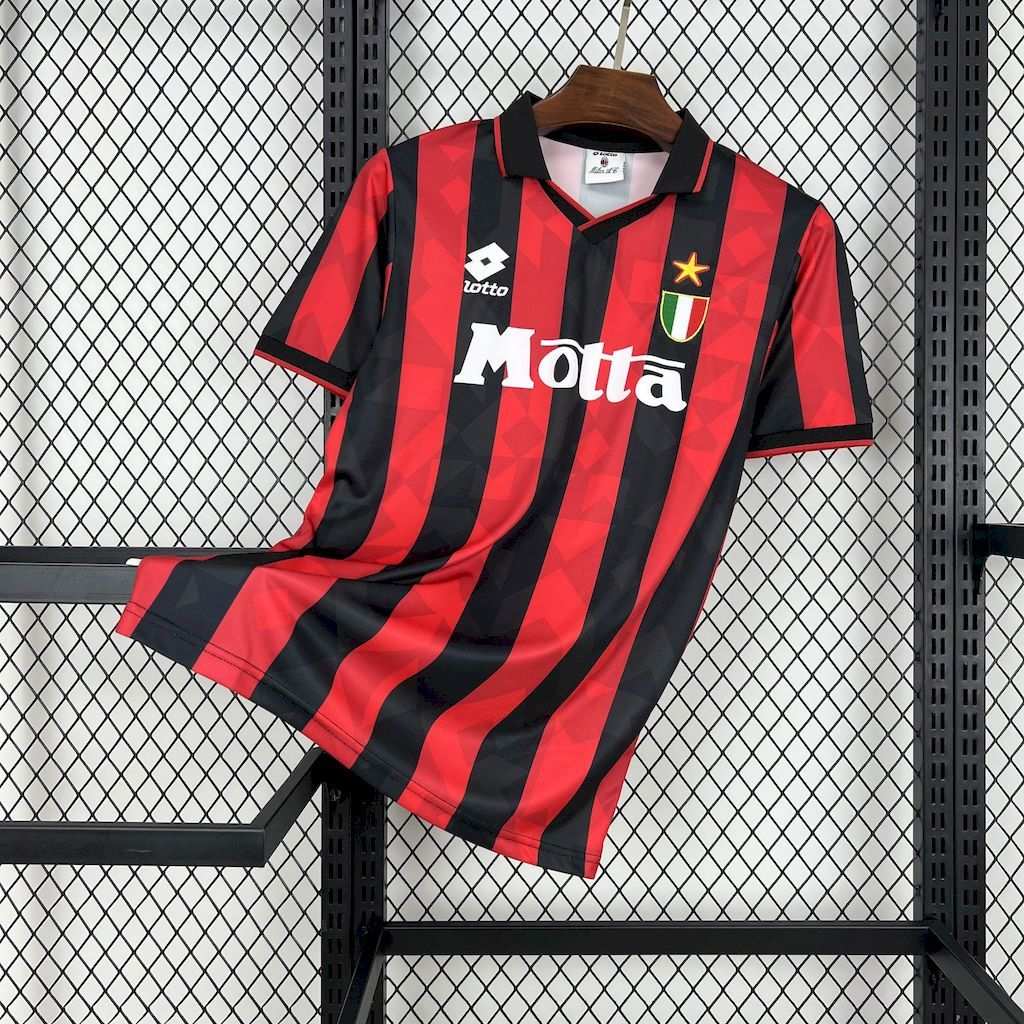 Majstrovský domáci retro dres AC Milan 1995/96 s červeno-čiernymi pruhmi