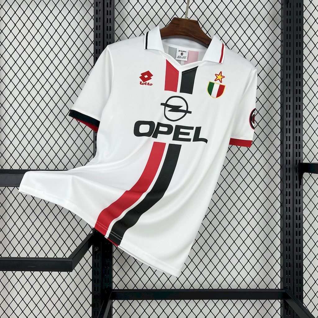 Biely hosťovský retro dres AC Milan 1995–97 s červeno-čiernym stredovým pruhom