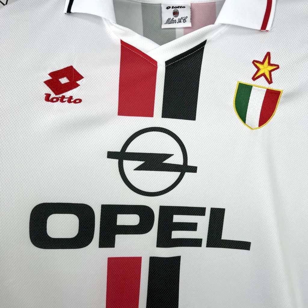 Zadná strana bieleho retro dresu AC Milan 95–97 s červeno-čiernymi detailmi