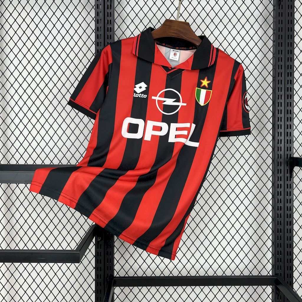 Červeno-čierny domáci retro dres AC Milan 1996/97 z poslednej sezóny FRANCA BARESIHO