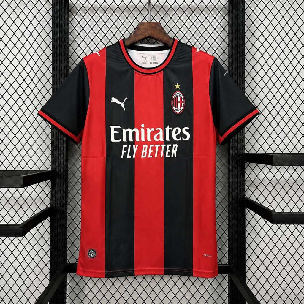 Červeno-čierny domáci fanúšikovský dres AC Milan 26/27 so širokými zvislými pruhmi