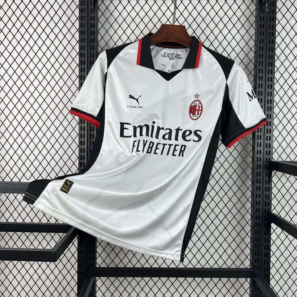 Biely limitovaný dres AC Milan 26/27 s čiernymi panelmi a červeným lemovaním