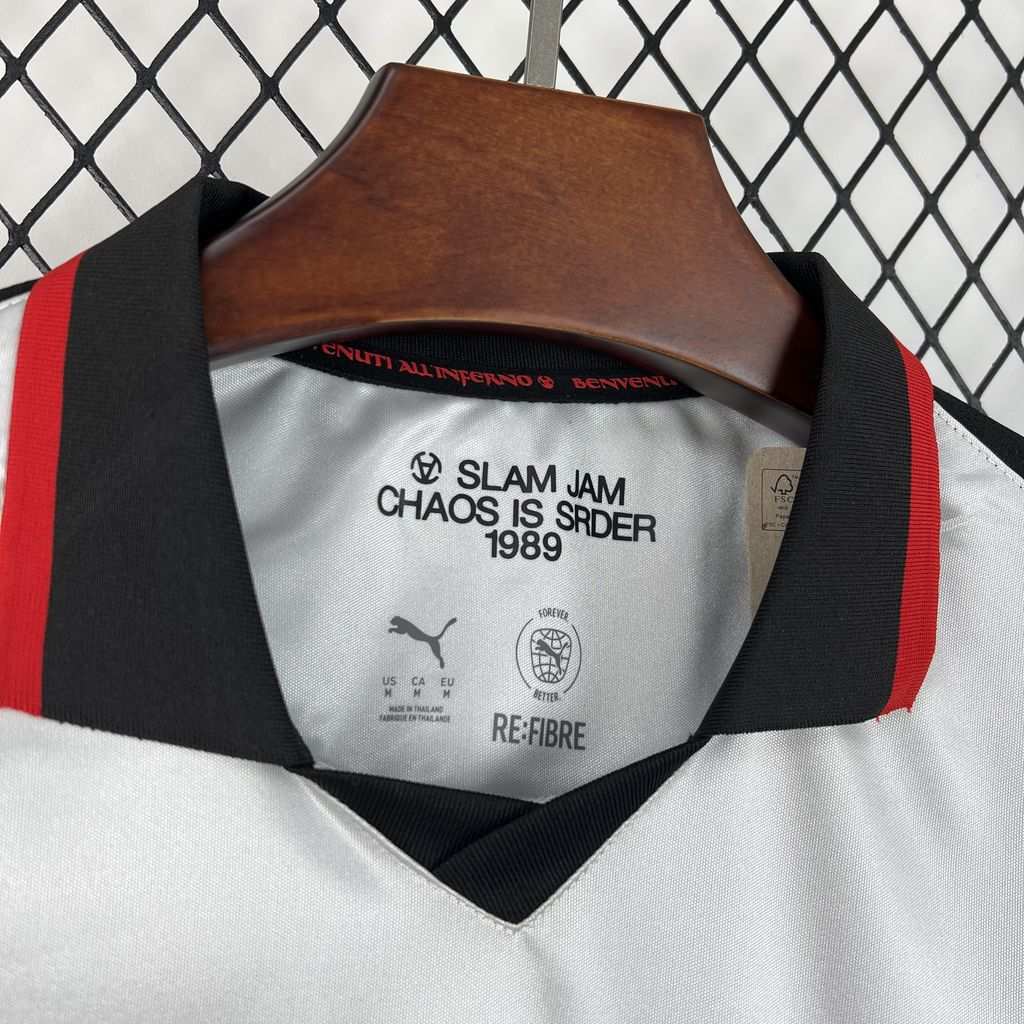 Detail čierno-červeného polo goliera limitovaného dresu AC Milan 26/27