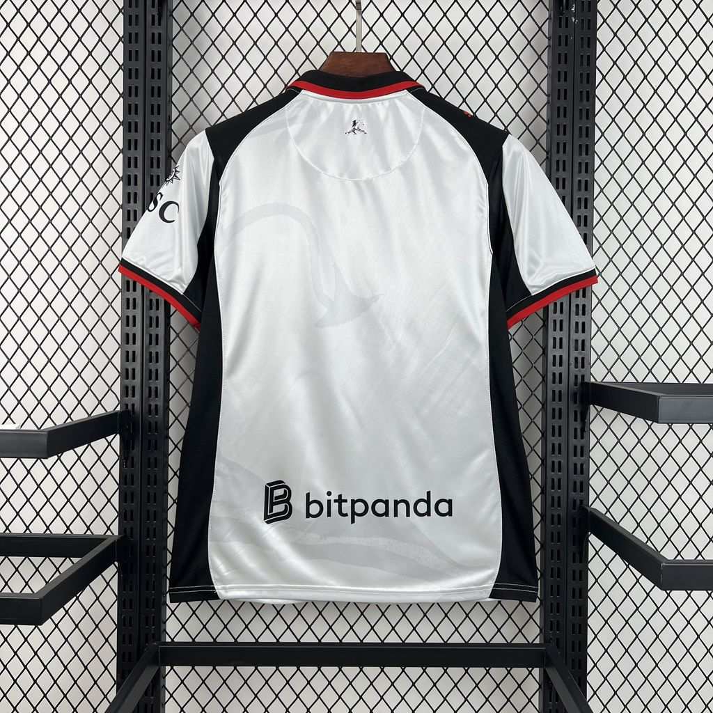 Zadná strana bieleho streetwear dresu AC Milan 26/27 s čiernymi detailmi