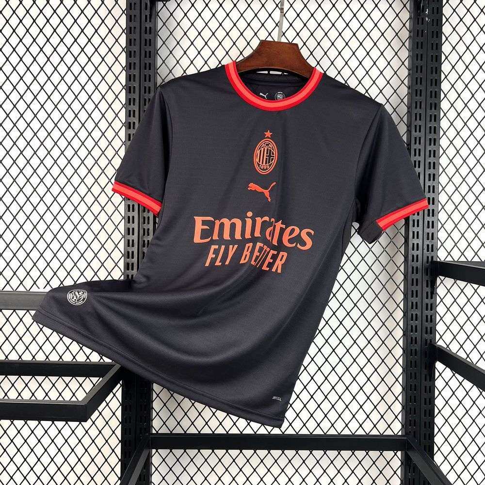 Čierny tretí dres AC Milan 26/27 s ružovočervenými znakmi na prednej strane