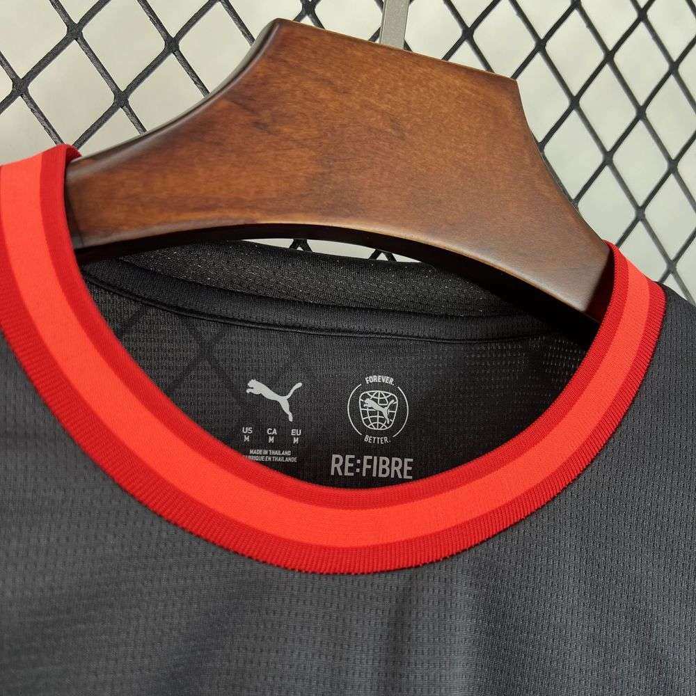 Detail vrstveného ružovočerveného goliera tretieho dresu AC Milan 26/27