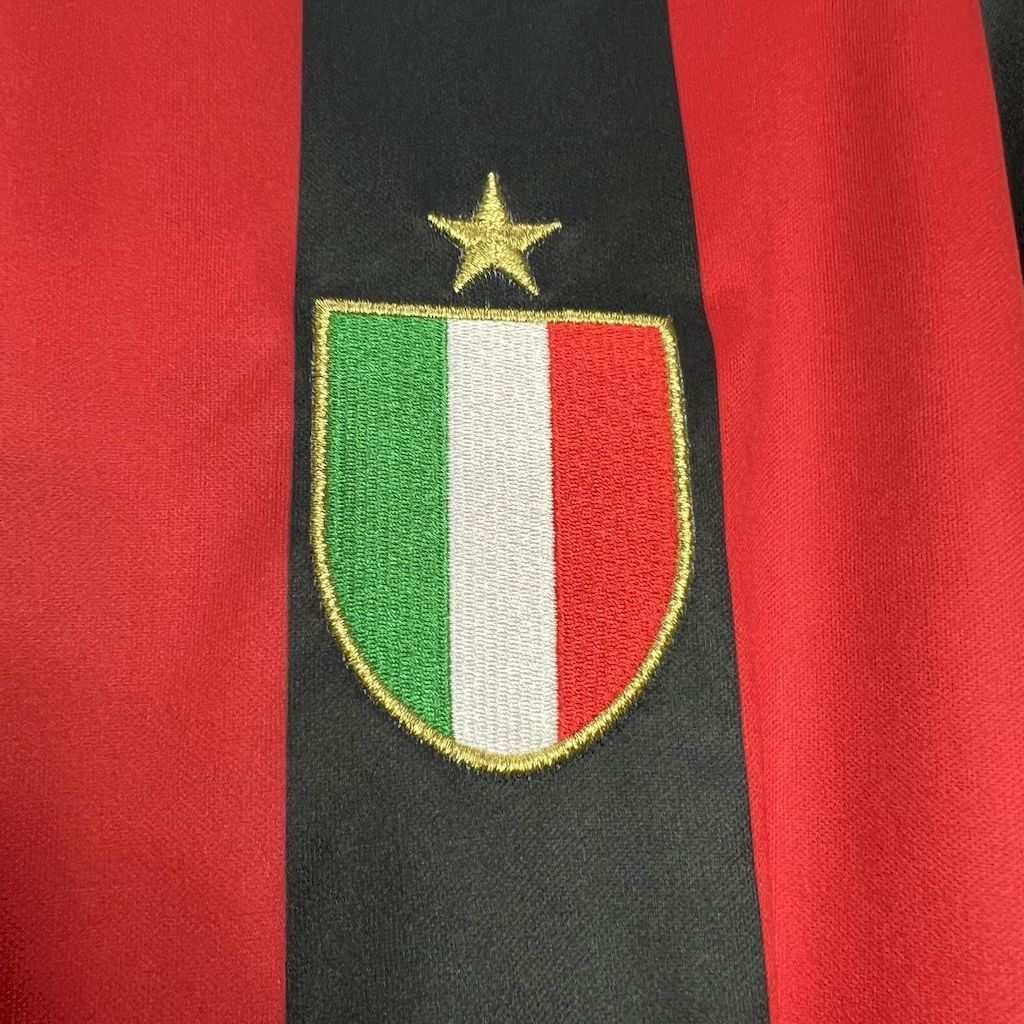 Detail zlatej hviezdy a talianskeho majstrovského štítu na drese AC Milan 88/89