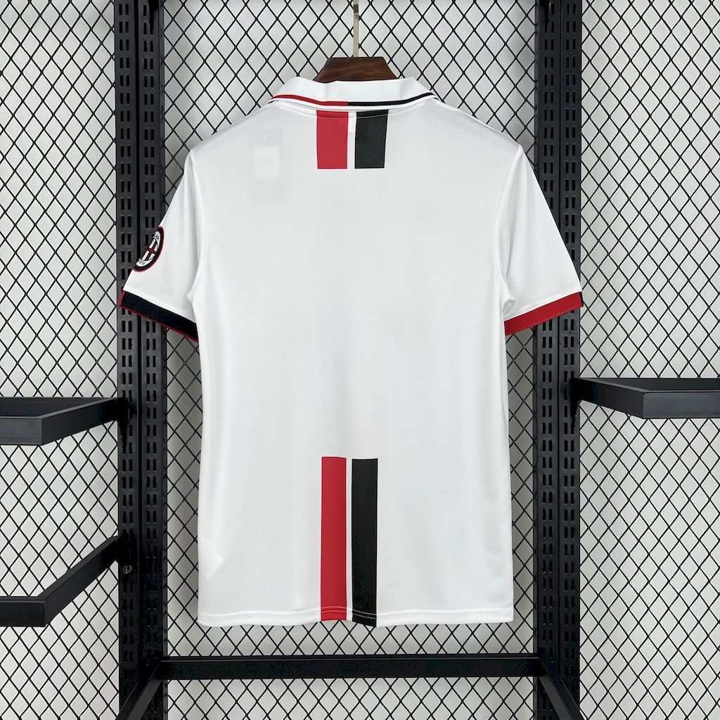 Zadná strana bieleho retro dresu AC Milan 95–97 s červeno-čiernymi detailmi