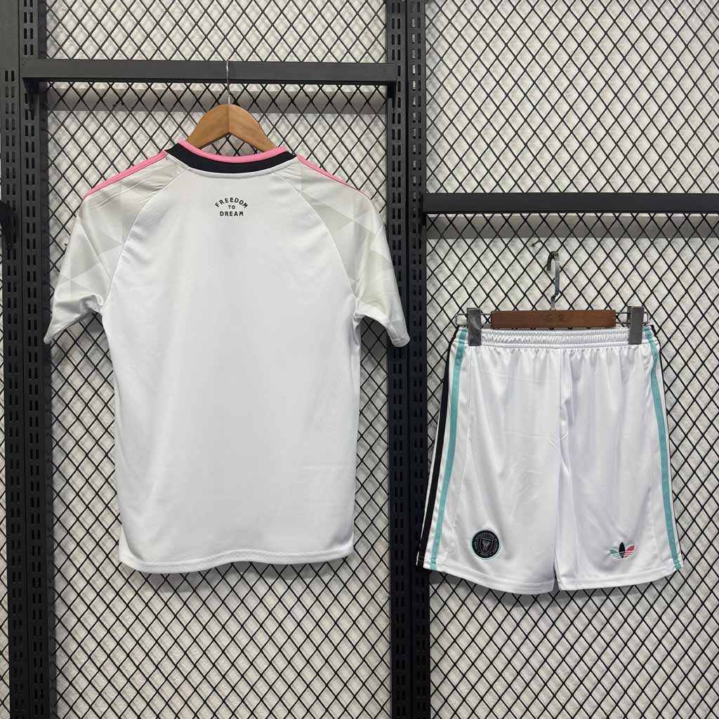 Zadná strana bieleho detského dresu Inter Miami 2026 s kraťasmi