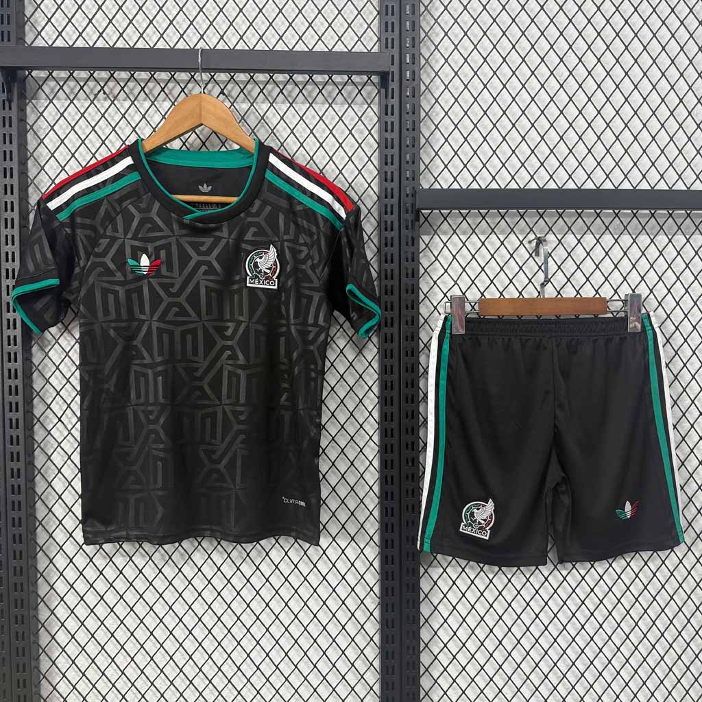 Čierny detský futbalový komplet mexickej reprezentácie pre rok 2026 s geometrickým vzorom a farebnými národnými detailmi.