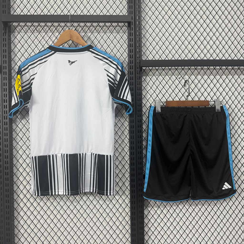 Zadná strana domáceho detského dresu Newcastle United 2026/27 so šortkami
