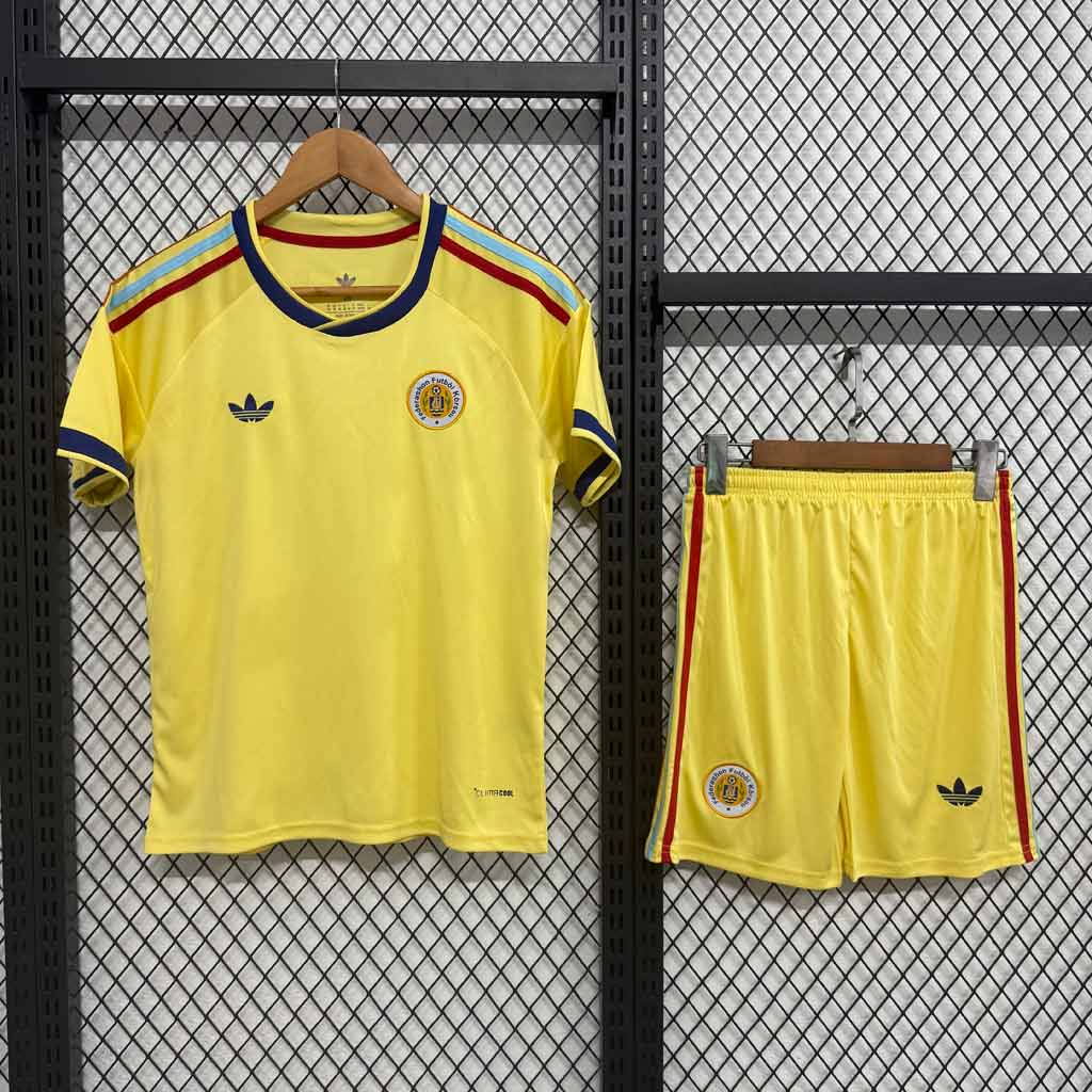 Detský hosťovský dres Curaçao 2026 so žltými šortkami – predná strana